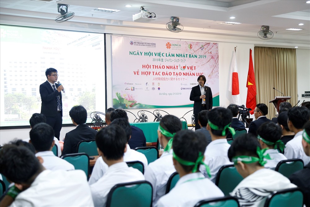 Các diễn giả trình bày tham luận tại Hội thảo hợp tác đào tạo nhân lực Nhật - Việt