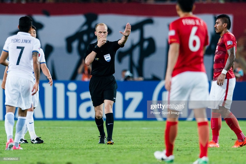 “Ông vua áo đen” Makhadmeh từng gây tranh cãi với quyết định thổi 11m ở trận mở màn VCK Asian Cup 2019 trong trận đấu giữa chủ nhà UAE và Bahrain.