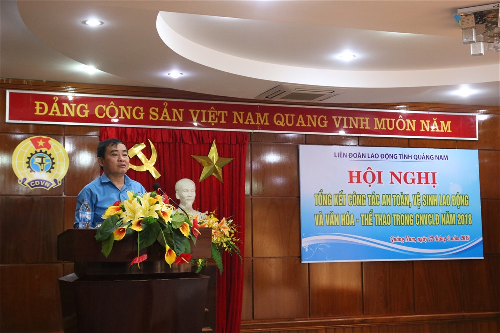 Đồng chí Phan Xuân Quang - Chủ tịch LĐLĐ tỉnh Quảng Nam - phát biểu tại hội nghị. Ảnh: Đ.V