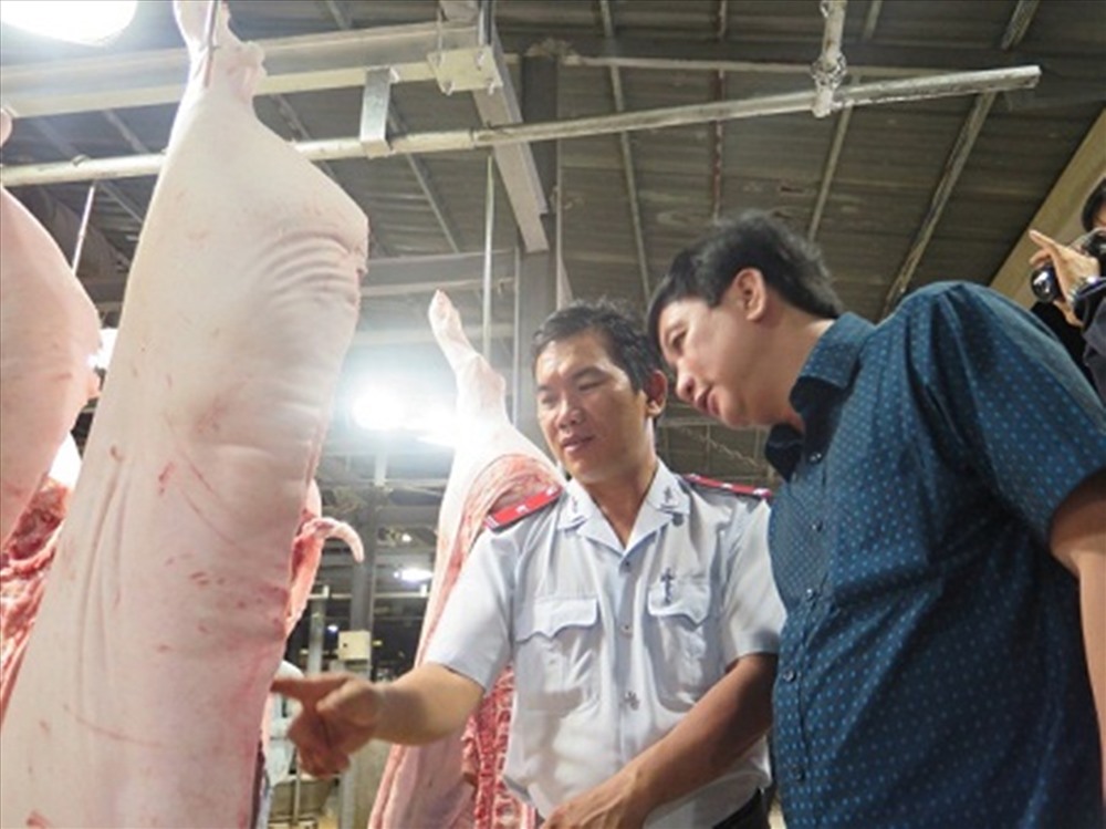 Kiểm soát chặt chẽ thịt lợn tại các chợ để đảm bảo thịt an toàn