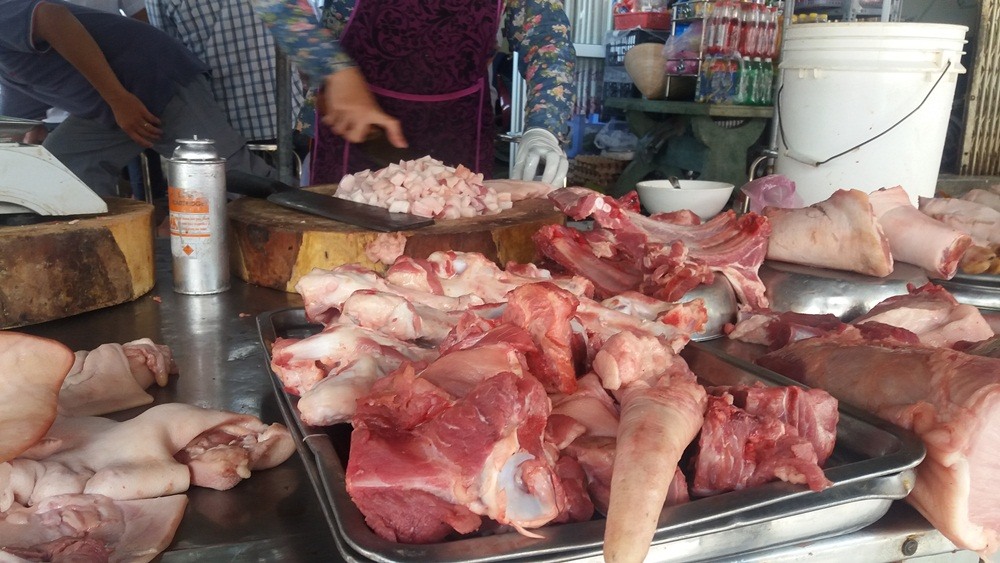 Một quầy bán thịt lợn tại một điểm bán thịt trôi nổi