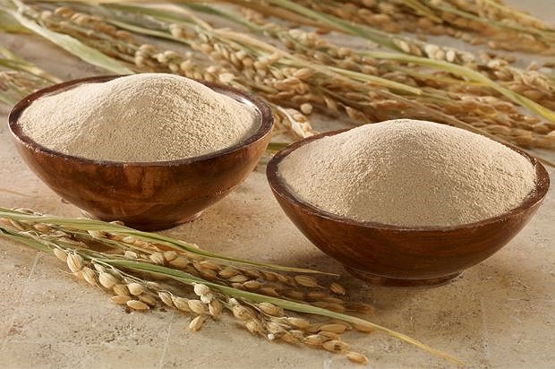 Sử dụng cám gạo được coi là cách chăm sóc da mặt sau sinh tuyệt vời