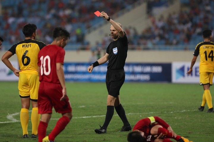 Cầu thủ Brunei nhận thẻ đỏ sau pha phạm lỗi với Quang Hải. Ảnh: Sơn Tùng