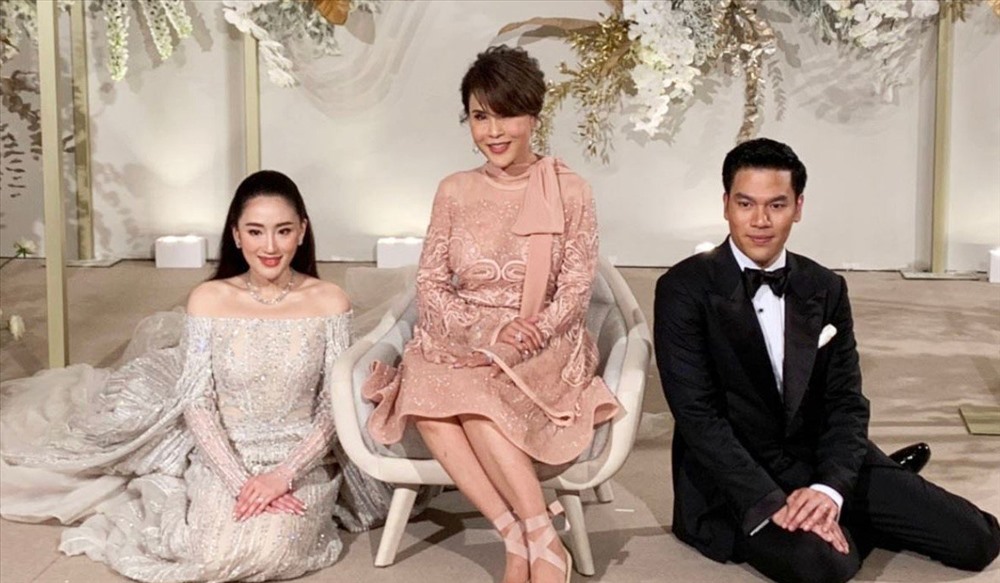 Công chúa Thái Lan Ubolratana Mahidol, ông Thaksin Shinawatra và bà Yingluck Shinawatra có mặt trong đám cưới ở Hong Kong tối 22.3. Ảnh: SCMP, Khaosod. 