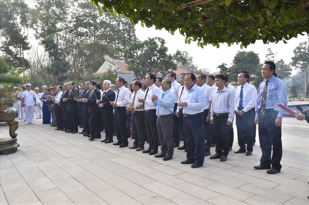 Dâng hương tưởng niệm các anh hùng, liệt sĩ tại khu di tích. Ảnh: Nguyễn Quang Hùng