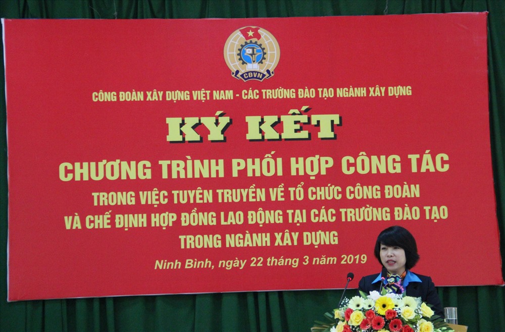 Đồng chí Nguyễn Thị Thủy Lệ, Chủ tịch Công đoàn Xây dựng Việt Nam phát biểu tại buổi ký kết.