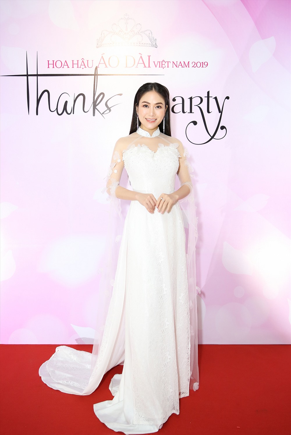 Hoa hậu Áo dài Việt Nam nền nã trong tà áo dài trắng tại tiệc cảm ơn. Ảnh: NVCC. 