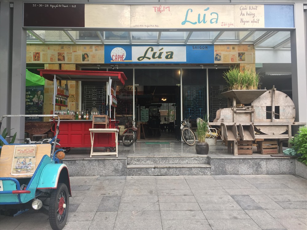Quán cà phê nằm ở quận 2, là địa điểm thu hút khách bởi không gian và những hiện vật cổ xưa của Sài Gòn từ những năm 1930- 1975.
