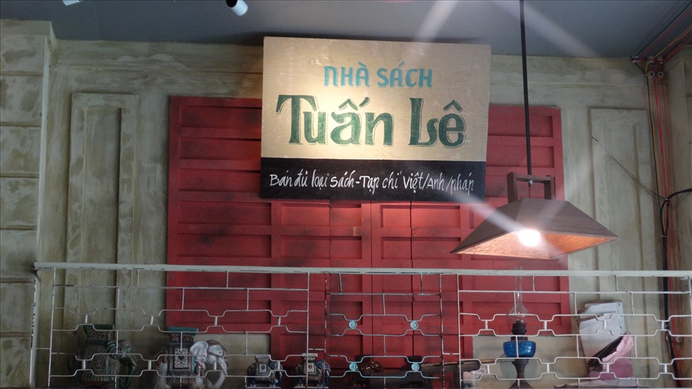 Tường được sơn sửa, treo các tấm biển quảng cáo vẻ tay để tái hiện 1 phần văn hóa Sài Gòn xưa cũ.