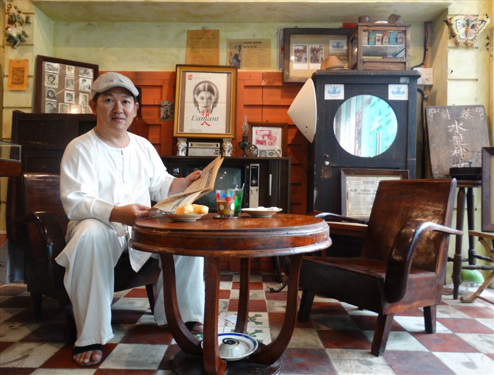 Anh Huỳnh Minh Hiệp, người chủ quán đã cất công dành hàng chục năm để sưu tầm những vật dụng của người Sài Gòn xưa 