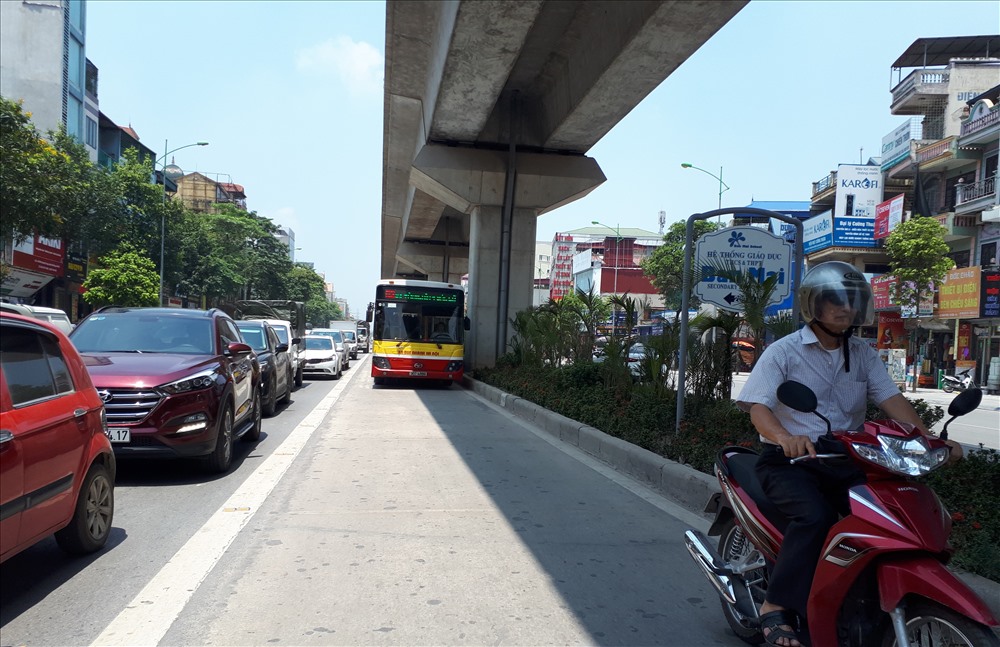 Nhiều tuyến buýt dọc tuyến đường Nguyễn Trãi phải thay đổi lộ trình. Ảnh: TRẦN VƯƠNG