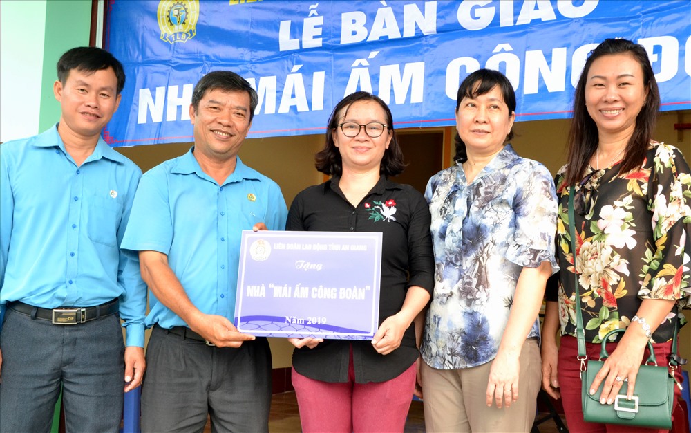 Phó Chủ tịch LĐLĐ An Giang Nguyễn Hữu Giang trao bản tượng trưng MÂCĐ cho đoàn viên Lê Thị Hải Yến. Ảnh: Lục Tùng