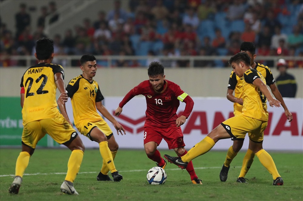 Quang Hải và các đồng đội cần ít nhất 4 điểm ở 2 lượt trận sau, cùng với việc ghi nhiều bàn thắng để có thể cạnh tranh với U23 Indonesia và U23 Thái Lan. Ảnh: Sơn Tùng