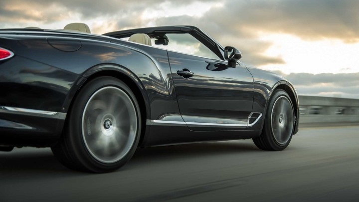 Nhờ sức mạnh này, biến thể V8 của Continental GT có khả năng tăng tốc 0 – 100 km/h trong 3,9 giây (Coupe) và 4 giây (Convertible), tốc độ tối đa mà xe đạt được là 318 km/h.