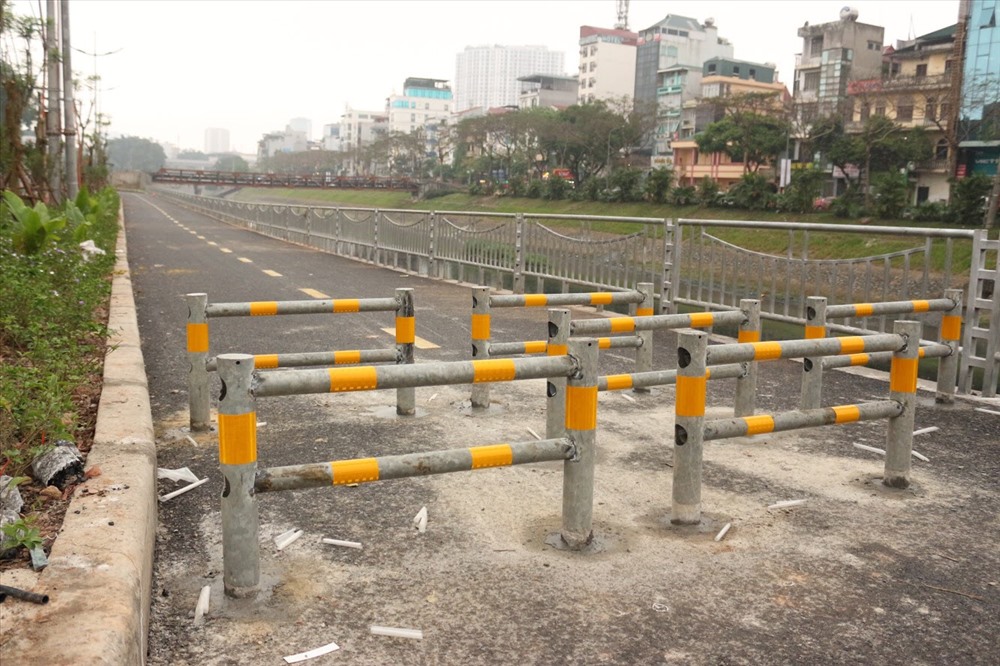 Tuyến đường đã được rào chắn nhiều lớp, cao khoảng 1 mét với 6 khung sắt mỗi bên đường. Đoạn rào chắn vẫn đủ để người đi xe đạp có thể đi qua và tránh được tình trạng lấn chiếm làn đường của xe máy. 