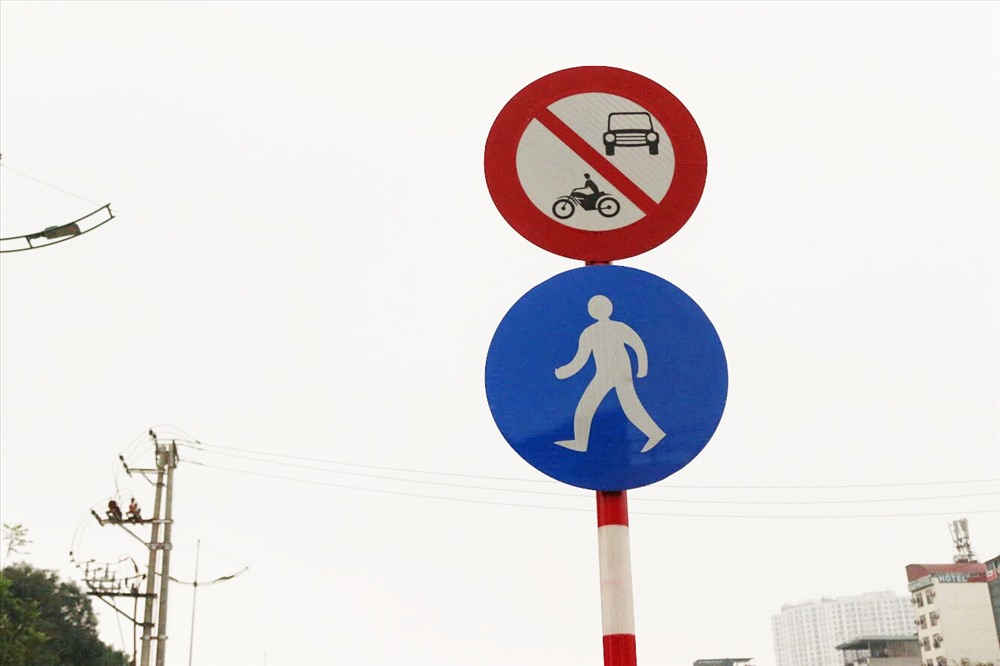 Đầu đường được lắp biển báo dành cho người đi bộ và đèn báo hiệu cho xe đạp. 