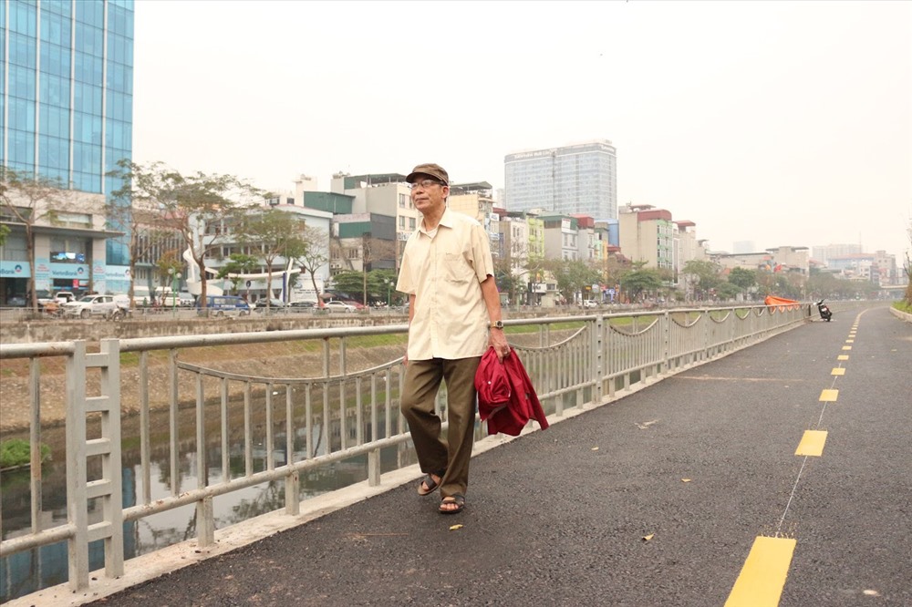Ông Nguyễn Thuận Bính, 73 tuổi, dân cư phường Láng Thượng cũng đồng tình: Ngay khi con đường này được dựng lên, không chỉ chú và mọi người đều rất phấn khởi. Con đường như là một nét đẹp riêng của thủ đô. Con đường này được xây dựng lên dành cho người đi bộ. Vậy tuyệt đối không được để tình trạng xe máy lấn chiếm. Để mỗi khi người dân nghĩ đến đi bộ, mọi người sẽ nghĩ đến ngay con đường này, yên tâm đi bộ. Thứ nhất là an toàn cao, thứ hai là khuyến khích người dân đi bộ, bảo vệ môi trường”.