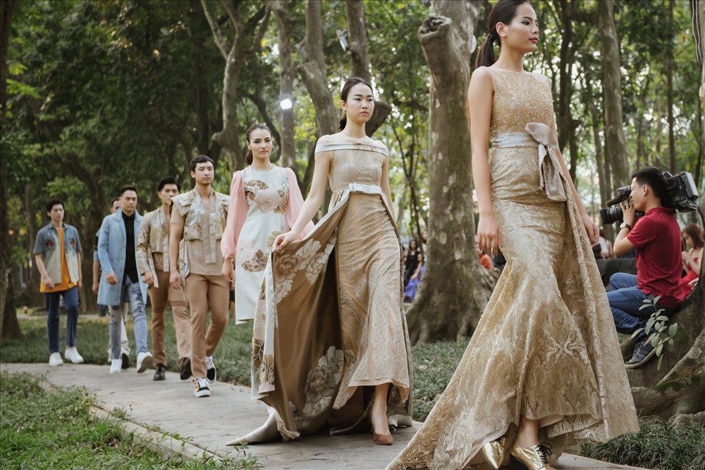 Dàn người mẫu tham gia trình diễn thời trang ở công viên Bách Thảo.