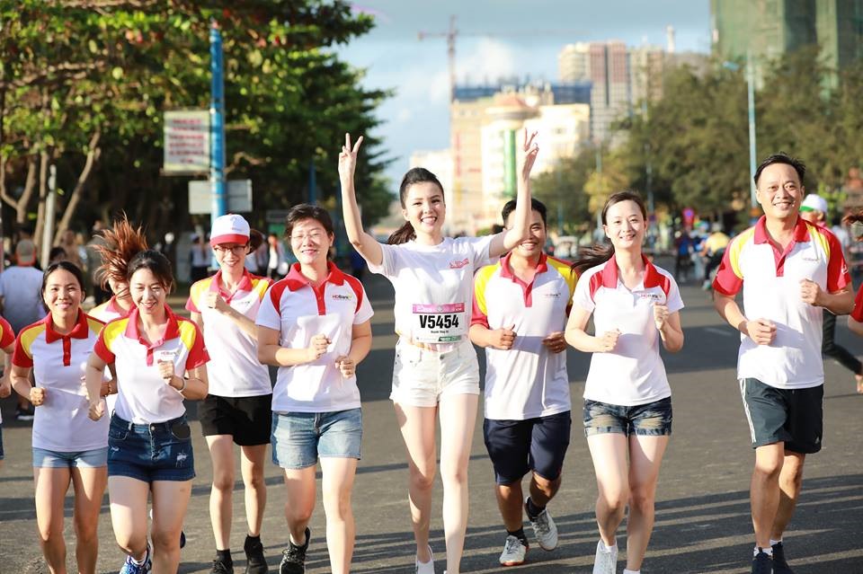 Người đẹp Huỳnh Thúy Vy rạng rỡ trên đường chạy đồng hành, cô từng tham dự giải chạy tại Buôn Mê Thuột năm 2018. 