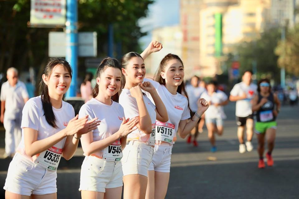 Hoa hậu Việt Nam 2018 Trần Tiểu Vy, Á hậu Bùi Phương Nga và các người đẹp đã xuống đường chạy đồng hành cùng Tiền Phong Marathon 2019.