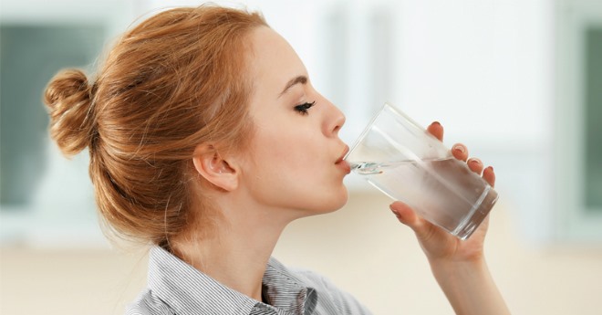 Uống đủ nước mỗi ngày giúp có làn môi căng mọng.
