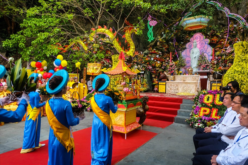 Mở đầu phần lễ, các chư tôn, tăng ni, phật tử, đạo hữu cùng nhau ôn lại nguồn gốc và ý nghĩa ngày Lễ vía đức Phật Quán Thế Âm. Dâng hoa lên Phật bà Quán Thế Âm.