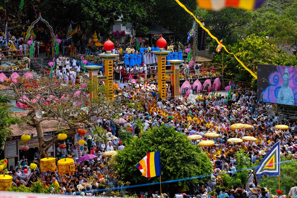 Hàng vạn chư tôn, tăng ni, phật tử, đạo hữu cùng người dân và du khách tham quan trẩy hội Lễ hội Quán Thế Âm - Ngũ Hành Sơn.