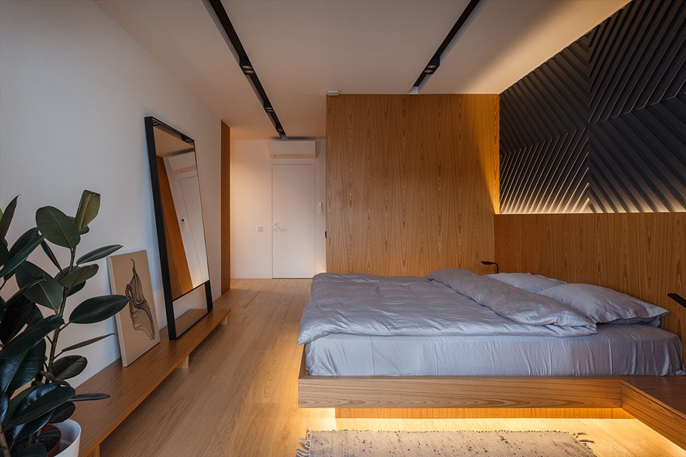 Sử dụng vật liệu chất lượng cao tiếp tục bên trong bộ phòng ngủ chính. Một hệ thống chiếu sáng tinh vi làm cho nơi này trở thành một nơi yên bình và yên tĩnh, và tạo ra hiệu ứng hình ảnh nổi bên dưới chân giường và xung quanh đầu giường.