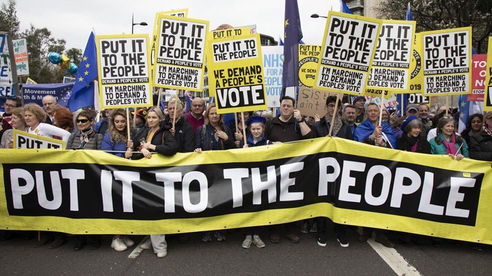Những người tham gia tuần hành mang tấm biểu ngữ với nội dung “Đừng bao giờ rời bỏ EU”