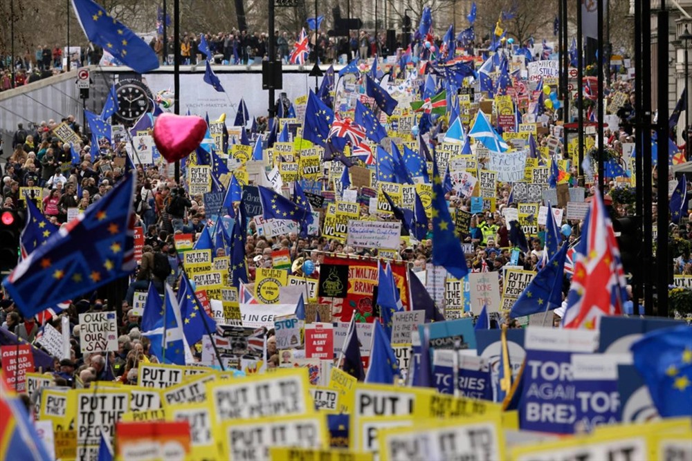 Ngày 23.3, hơn một triệu người tuần hành ôn hòa qua trung tâm London (Anh) để yêu cầu các nghị sĩ cho họ một cuộc trưng cầu dân ý mới về việc rút khỏi Liên minh châu Âu EU (Brexit) trong bối cảnh quốc hội nước này vẫn chưa thể thông qua dự luật để rút khỏi liên minh. 