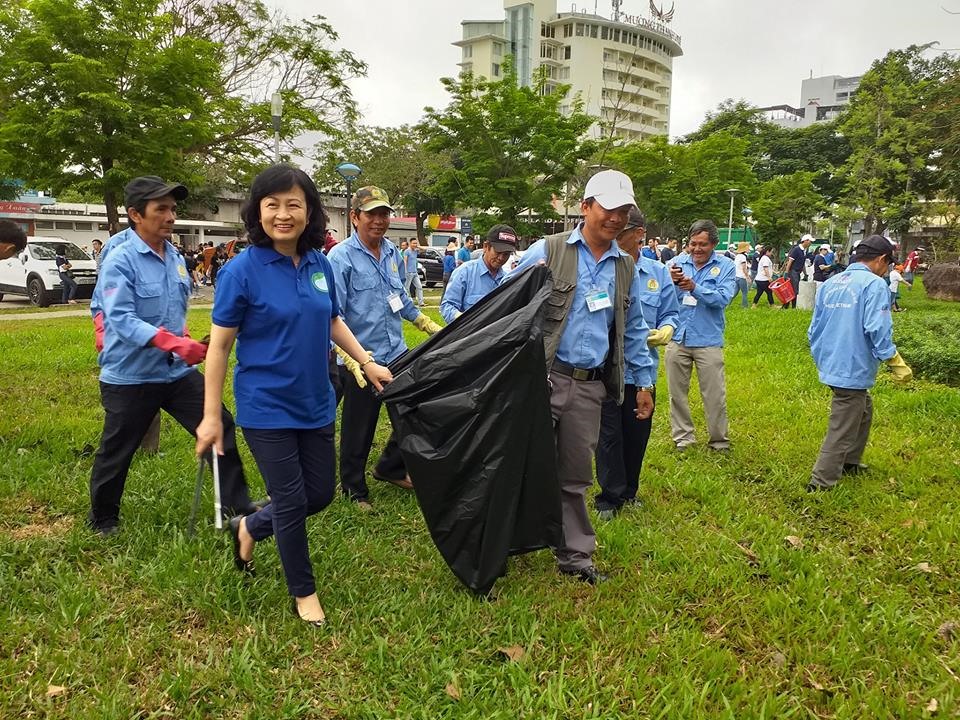 Đồng chí Nguyễn Khoa Hoài Hương - Chủ tich LĐLĐ tỉnh Thừa Thiên - Huế cùng các đoàn viên Nghiệp đoàn xích lô, xe thồ nhặt rác hưởng ứng “Ngày chủ nhật xanh“. Ảnh: PĐ.