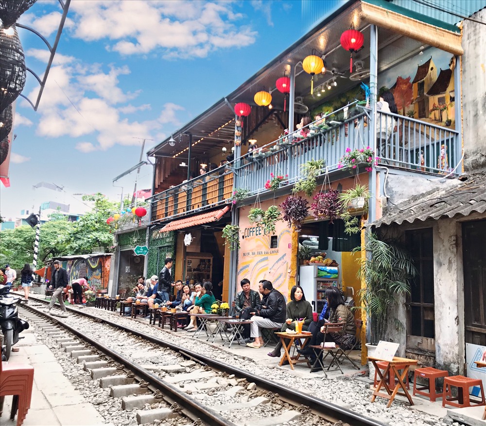 Những quán coffe xinh xắn mọc ngay trên đường ray tàu lửa đoạn đường từ Điện Biên Phủ đến Phùng Hưng thu hút đông đảo lượng khách du lịch. Sở dĩ, khách đông bởi họ thích thú với trải nghiệm ở đây. Tuy nhiên việc ngồi sát đường ray tàu lửa cũng gặp không ít những nguy hiểm rình rập.