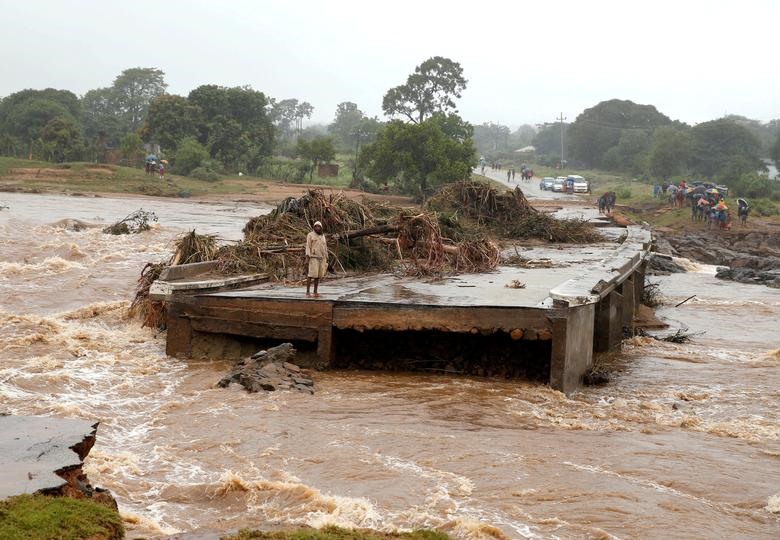 Người đàn ông chỉ biết đứng nhìn cây cầu bị cuốn trôi dọc theo sông Umvumvu sau khi cơn bão Idai quét qua Chimanimani (Zimbabwe).