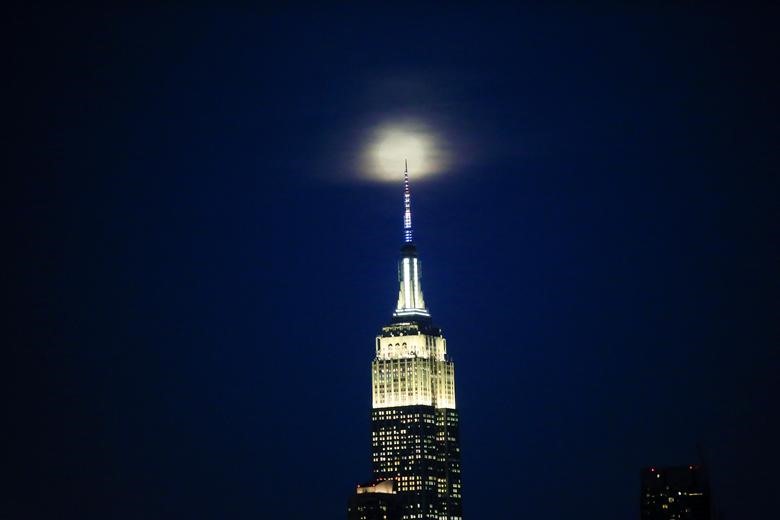 Siêu trăng mọc lên trên Tòa nhà Empire State ở thành phố New York.