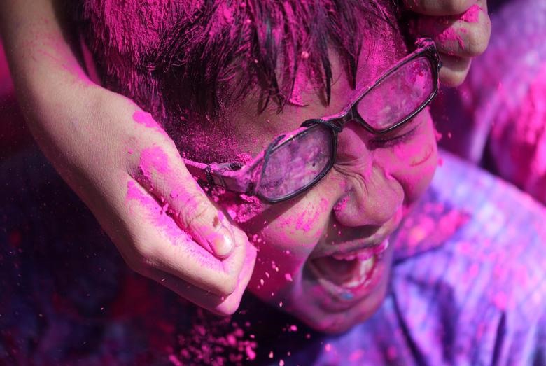 Lễ hội Holi là một sự kiện tuyệt vời ở Ấn Độ, trong dịp này mọi người ném bột màu vào nhau thể hiện cho sự tự do và không phân biệt giai cấp. Một trẻ khuyết tật vui đùa cùng bột màu.
