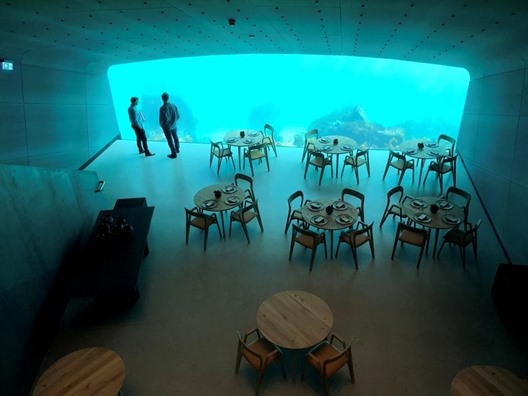 Nhà hàng dưới nước (Baaly, Na Uy) đầu tiên của châu Âu có thể phục vụ 7.000 khách hàng đặt chỗ trước để thưởng thức bữa ăn giữa đàn cá bơi lội.