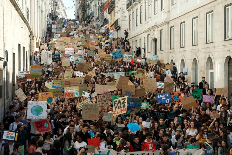 Các sinh viên biểu tình, yêu cầu hành động về biến đổi khí hậu ở Lisbon, Bồ Đào Nha.