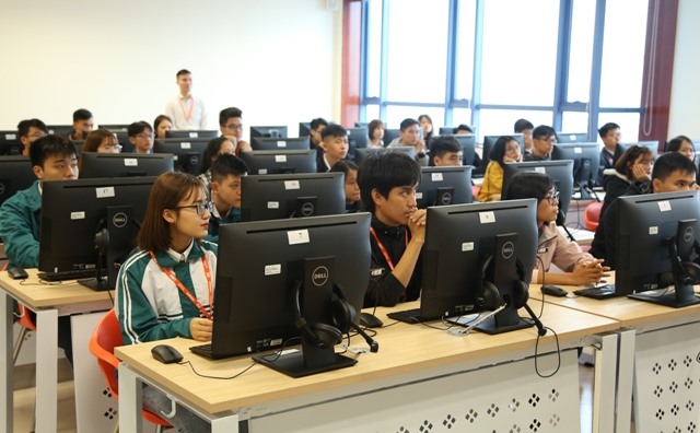 Các thí sinh tại cụm thi Hà Nội chuẩn bị làm bài thi