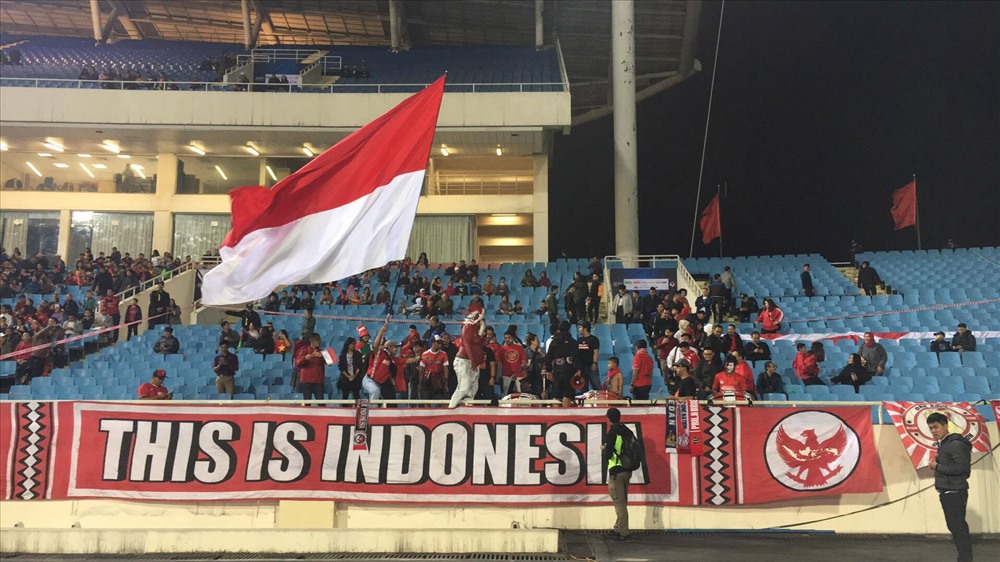 Cổ động viên Indonesia tại sân vận động Mỹ Đình.