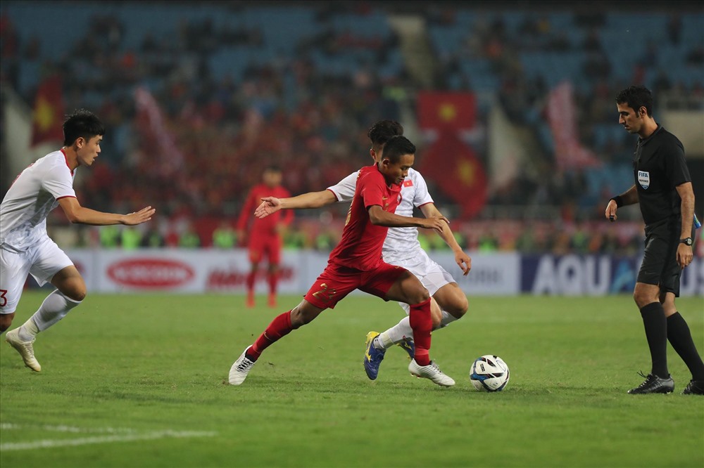 U23 Việt Nam và U23 Indonesia có những pha tranh chấp bóng quyết liệt ở khu vực giữa sân. Ảnh: Sơn Tùng.