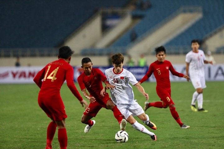 Một pha lên bóng của U23 Việt Nam và U23 Indonesia cản phá quyết liệt. Ảnh: Sơn Tùng.