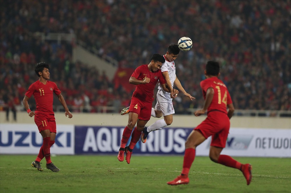 Một pha tranh chấp trên không của U23 Việt Nam và U23 Indonesia. Ảnh: Sơn Tùng.