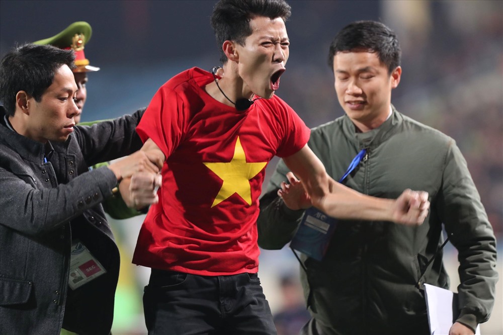 Cổ động viên Việt Nam cũng vờ oà trong niềm vui chiến thắng của U23 Việt Nam trong phút bù giờ cuối cùng 90+3 của trận đấu. Ảnh: Sơn Tùng.