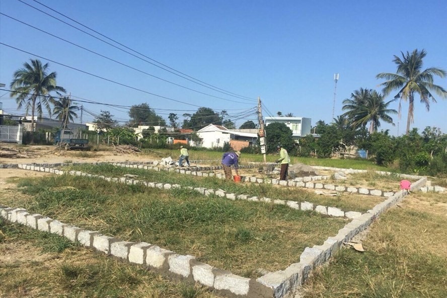 Hoạt động phân lô, bán nền ở Nha Trang. Ảnh: PV