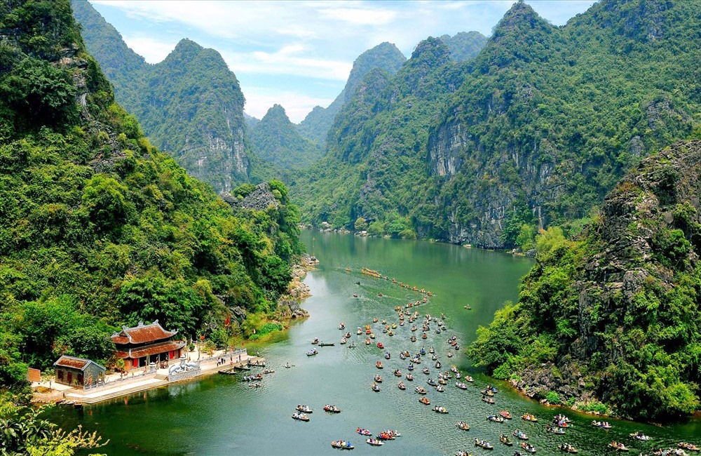 Bức tranh thiên nhiên hoang sơ hùng vĩ của Tràng An – Ninh Bình.