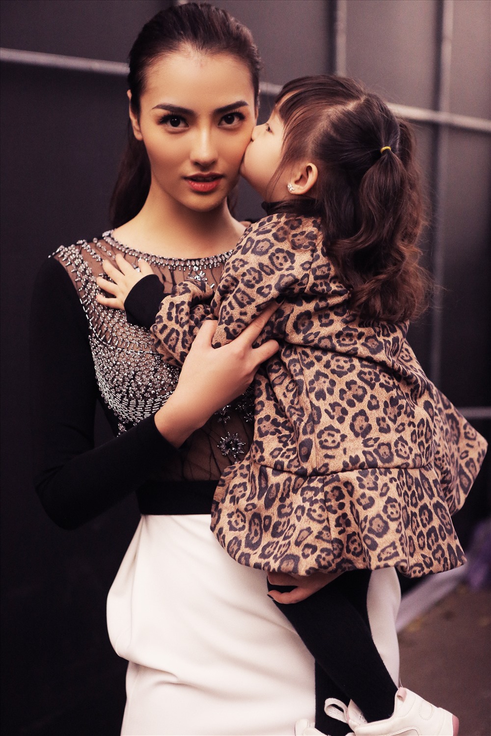 Siêu mẫu Hồng Quế hanh phúc khi con gái Cherry đến cổ vũ mẹ trình diễn thời trang. 