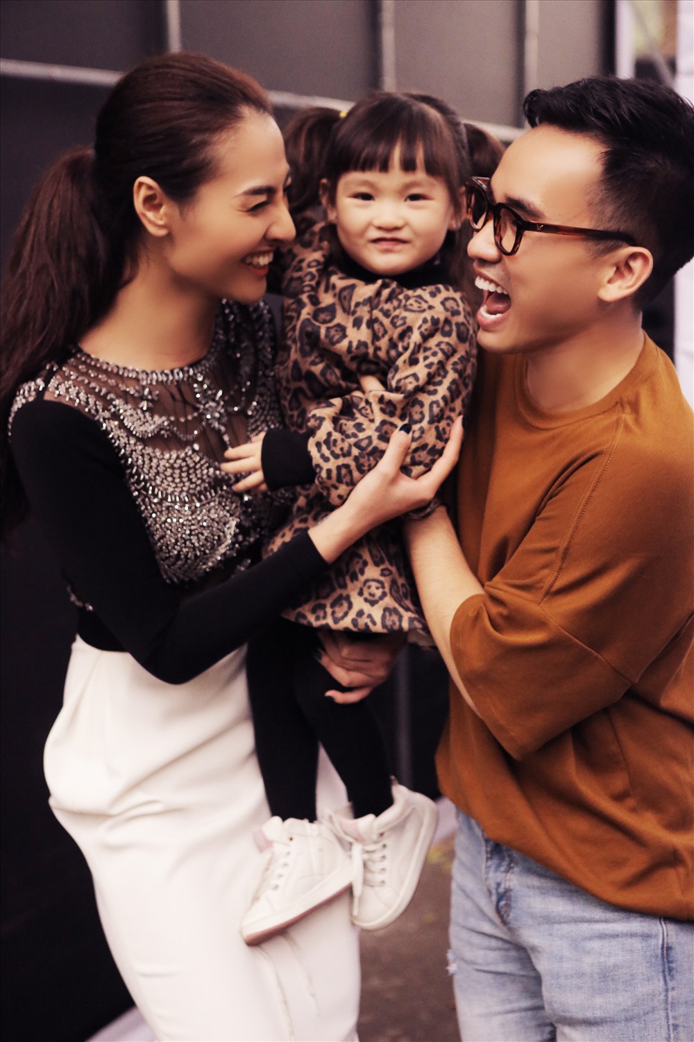 Nhà thiết kế Hà Duy rất quý mến và ủng hộ “mẹ một con” Hồng Quế khi cô trở lại với công việc người mẫu. Ảnh: Kim Bánh Trôi.  