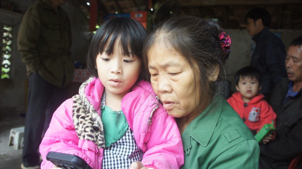 Cháu Lê Nguyễn Thanh Ngân cứ cầm điện thoại đòi gọi mẹ khiến ai cũng rơi nước mắt