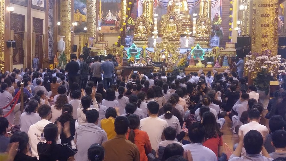 Đại đức Thích Trúc Thái Minh có buổi nói chuyện “livestream” dài 2 tiếng đồng hồ trên các trang mạng xã hội của nhà chùa và trước hàng trăm phật tử tại chùa Ba Vàng, tối 21.3.2019. Ảnh: N.H