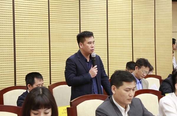 Chủ tịch UBND phường Hoàng Liệt – Trần Huy Hoàng giải trình tại phiên họp.